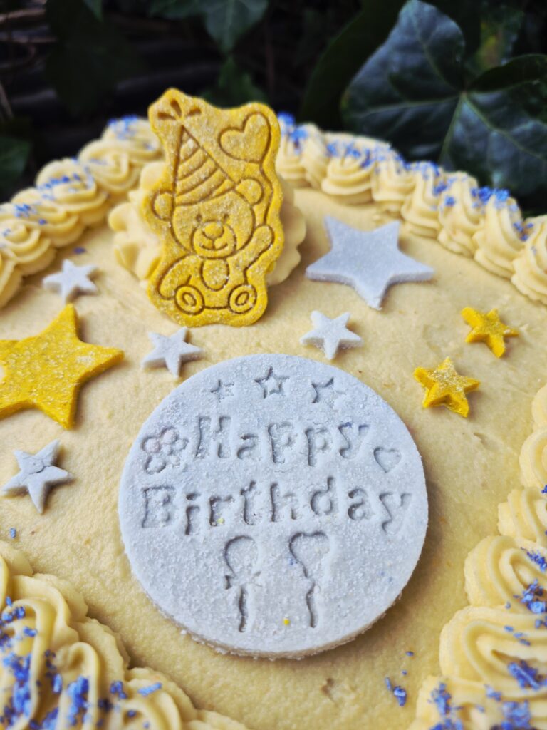 Verjaardagstaart voor honden van Wunderbark Pawstry met sterren, decoratie en “Happy Birthday” topper.