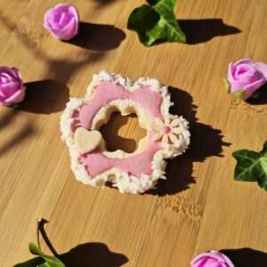 Bloomette handgemaakte hondenkoek met roze icing, kokos, bloemetje en hartje