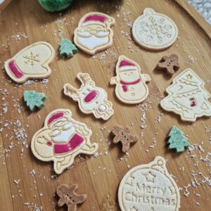 Kerstpakket 1 met feestelijke hondenkoekjes in verschillende kerstfiguren