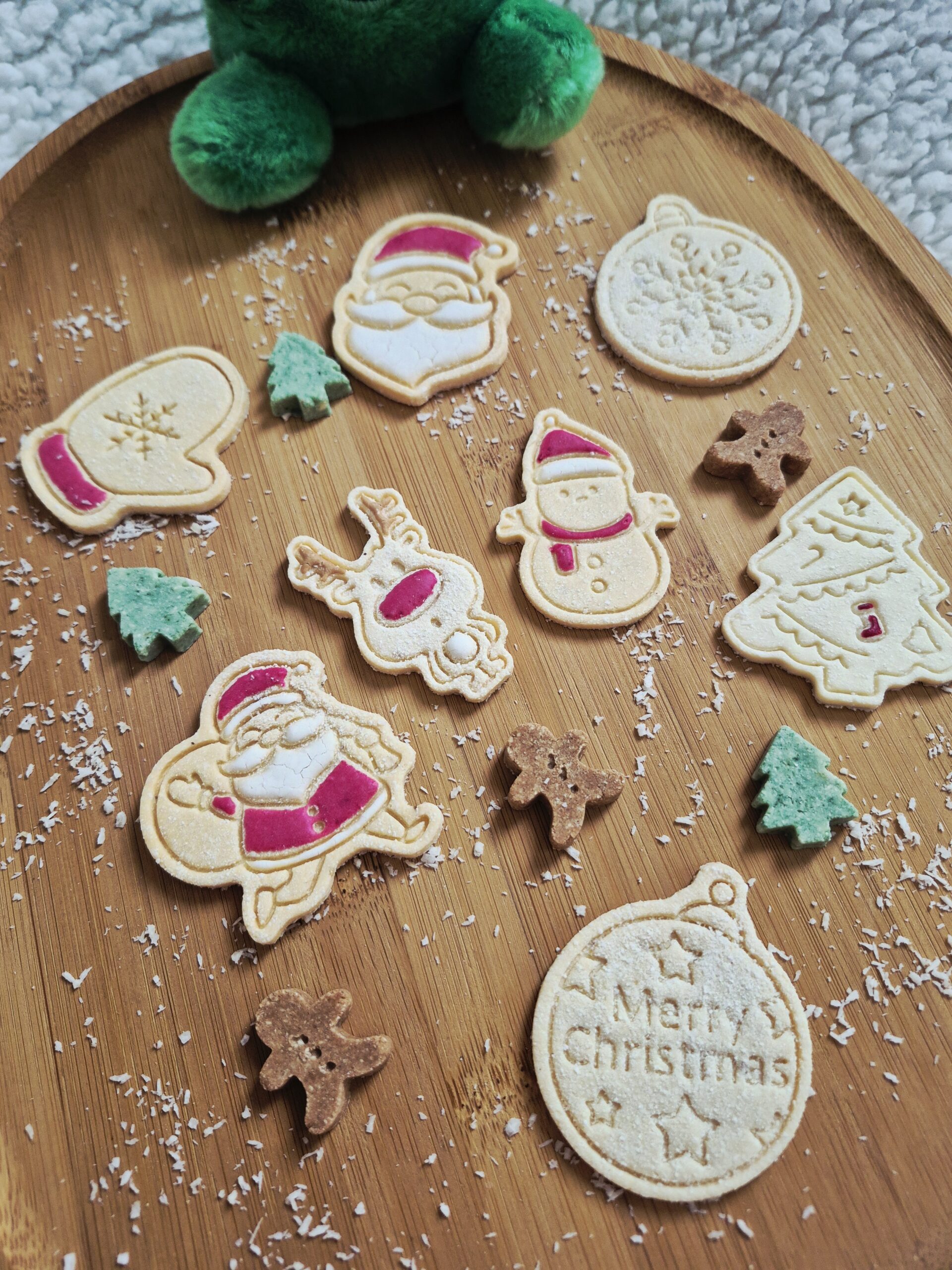 Kerstpakket 1 met feestelijke hondenkoekjes in verschillende kerstfiguren
