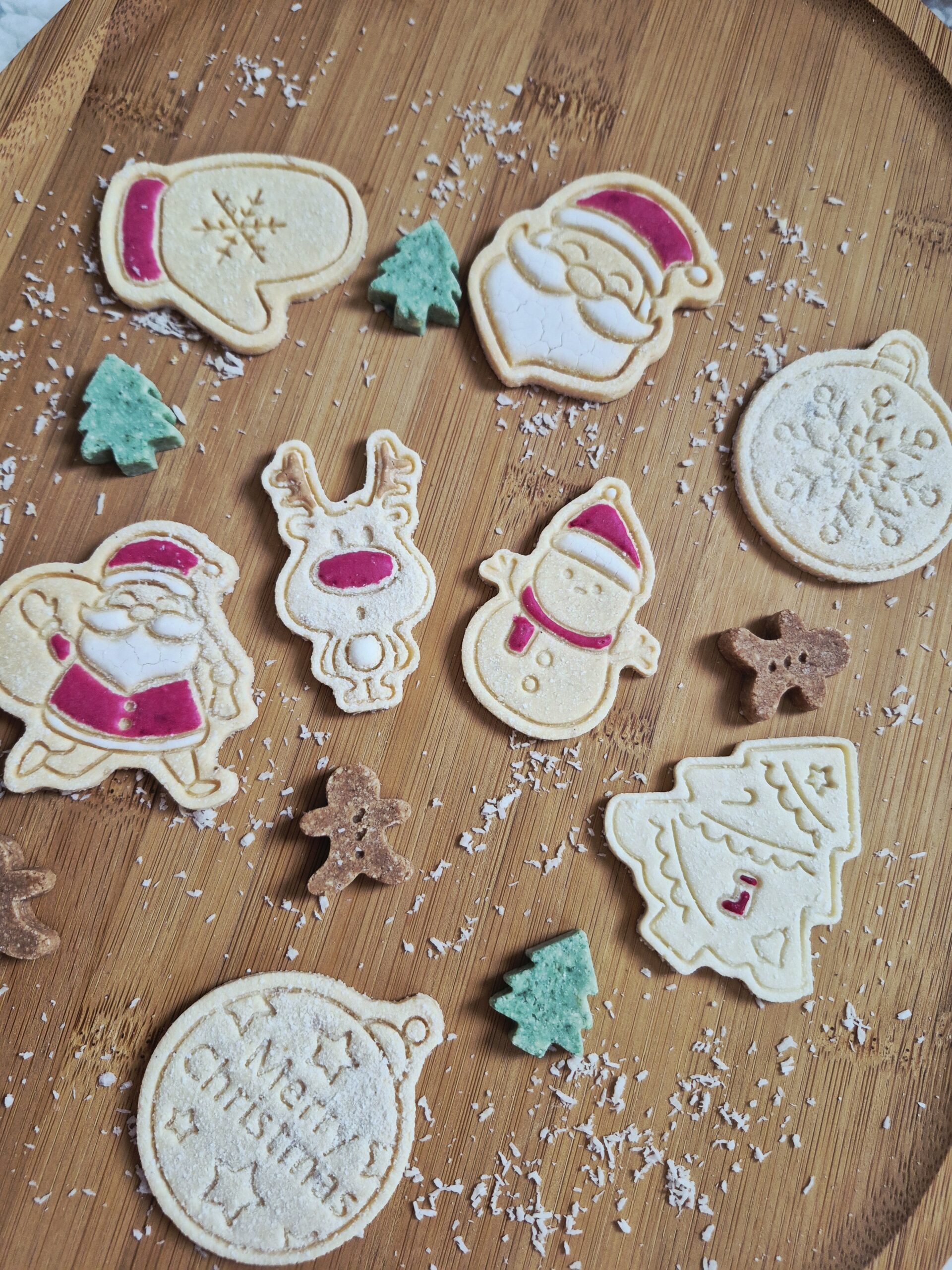 Kerstpakket 1 met feestelijke hondenkoekjes in verschillende kerstfiguren