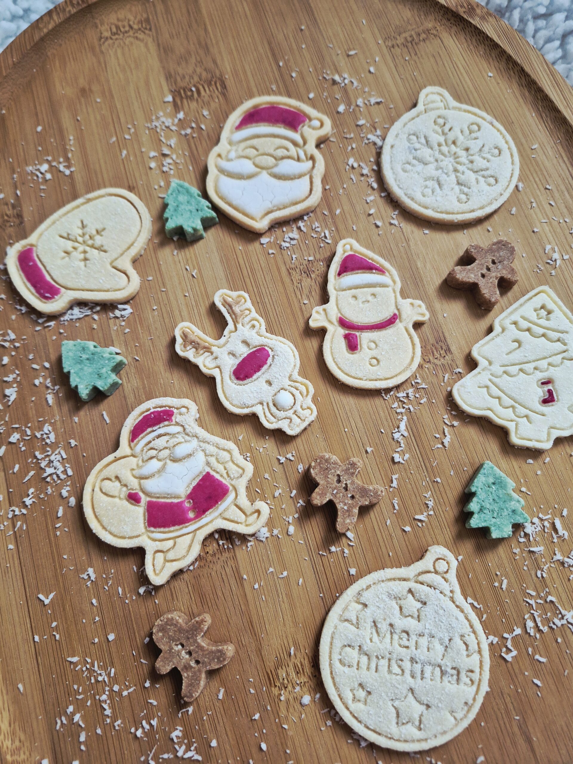 Kerstpakket 1 met feestelijke hondenkoekjes in verschillende kerstfiguren