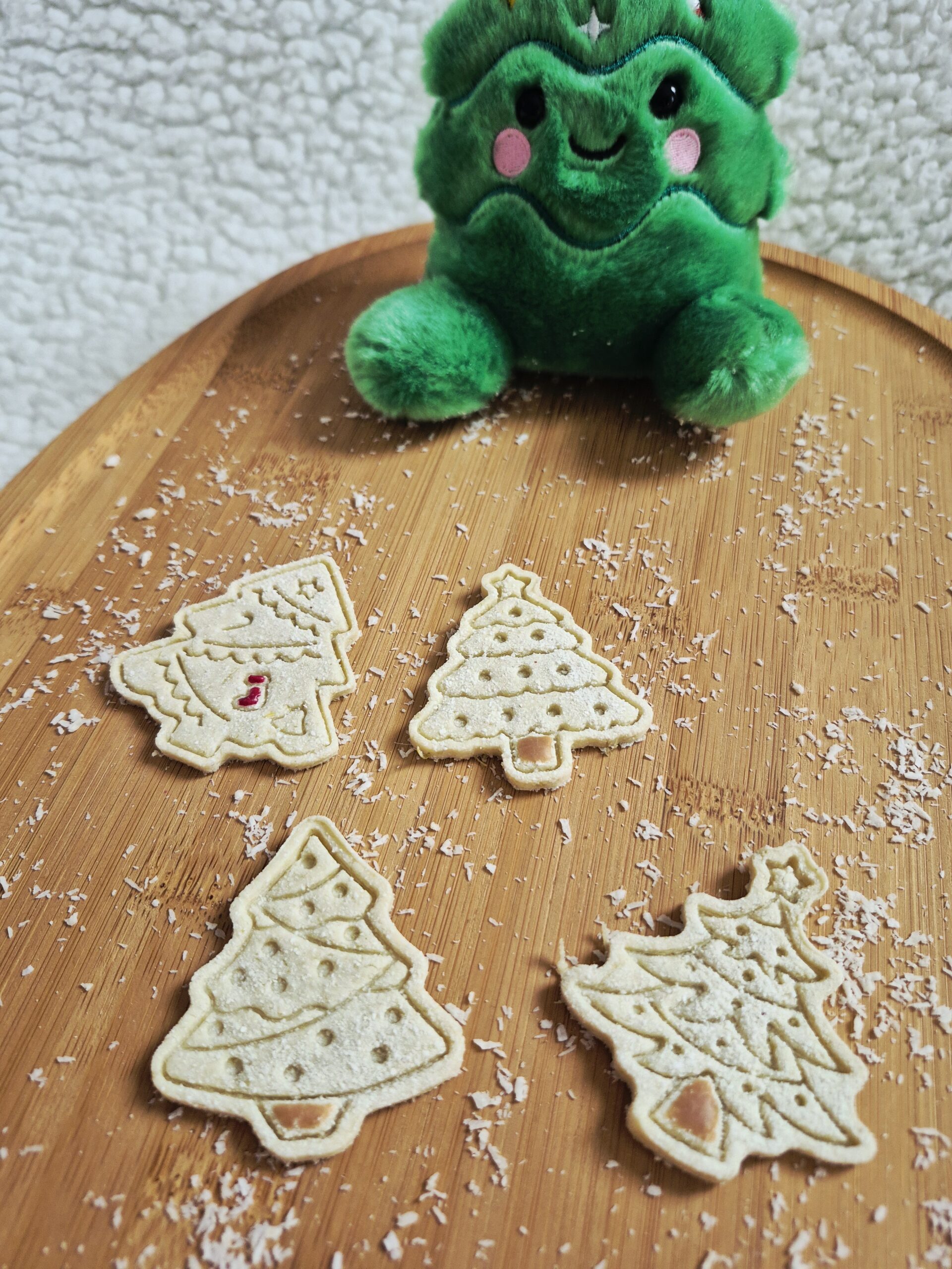 Treeats hondenkoekjes in verschillende kerstboomvormen