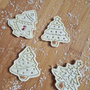 Treeats hondenkoekjes in verschillende kerstboomvormen