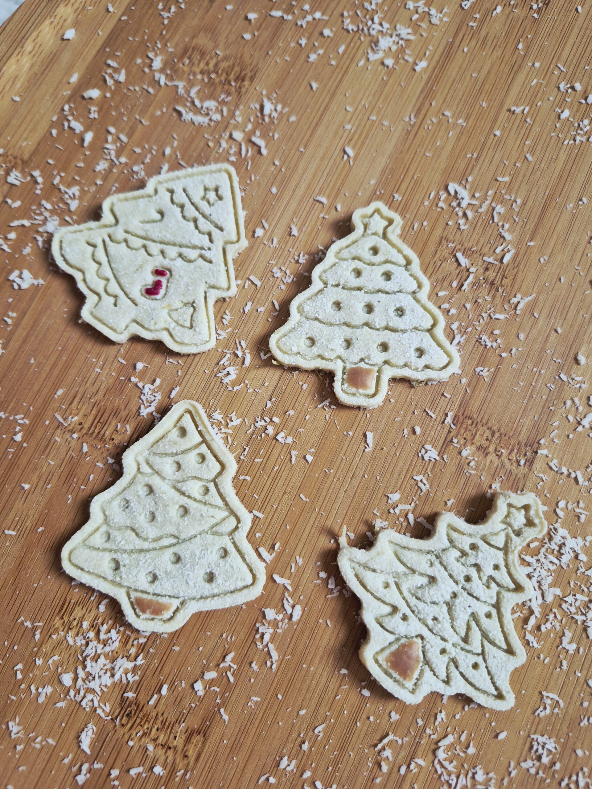 Treeats hondenkoekjes in verschillende kerstboomvormen