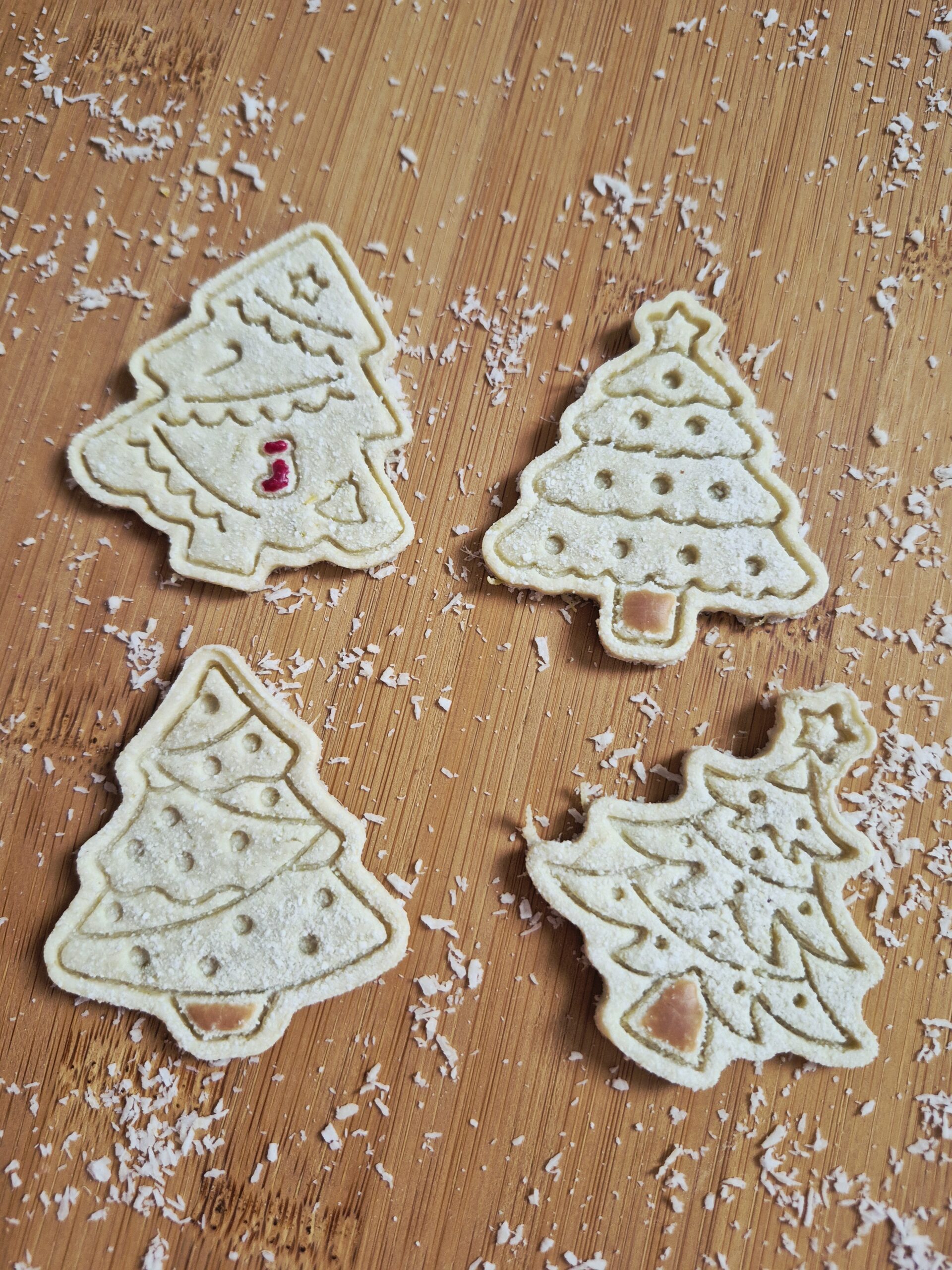 Treeats hondenkoekjes in verschillende kerstboomvormen