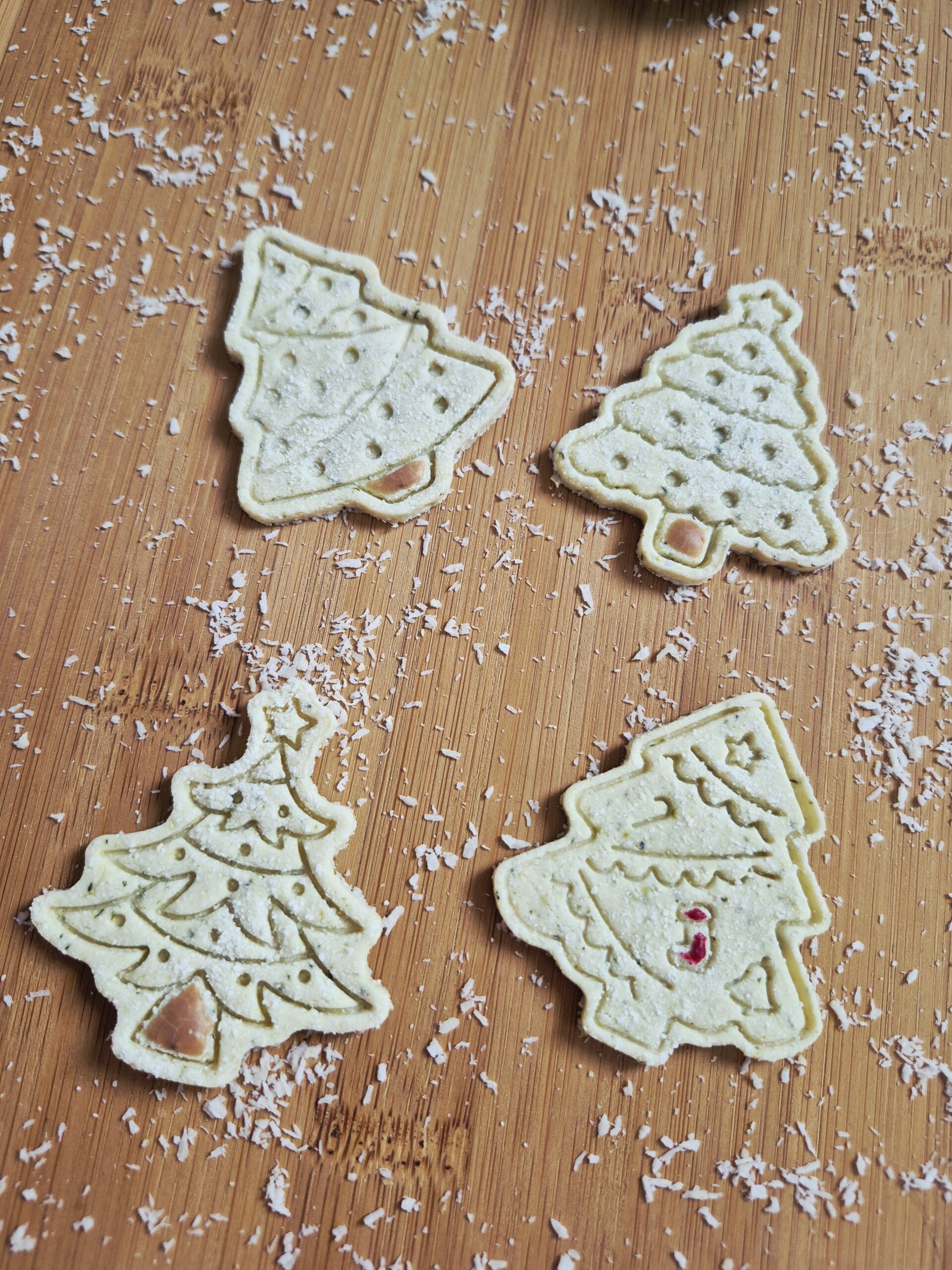 Treeats hondenkoekjes in verschillende kerstboomvormen
