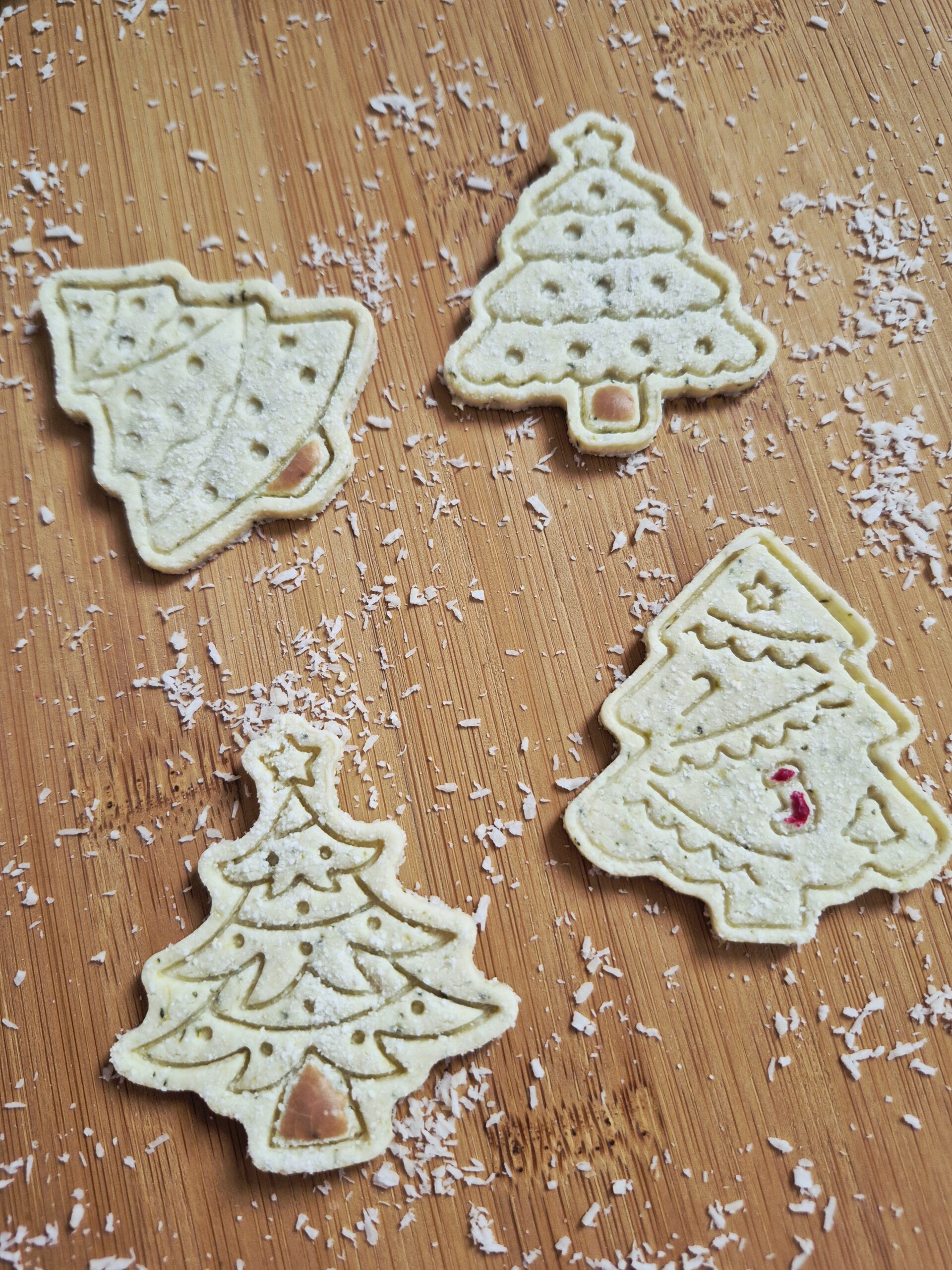 Treeats hondenkoekjes in verschillende kerstboomvormen